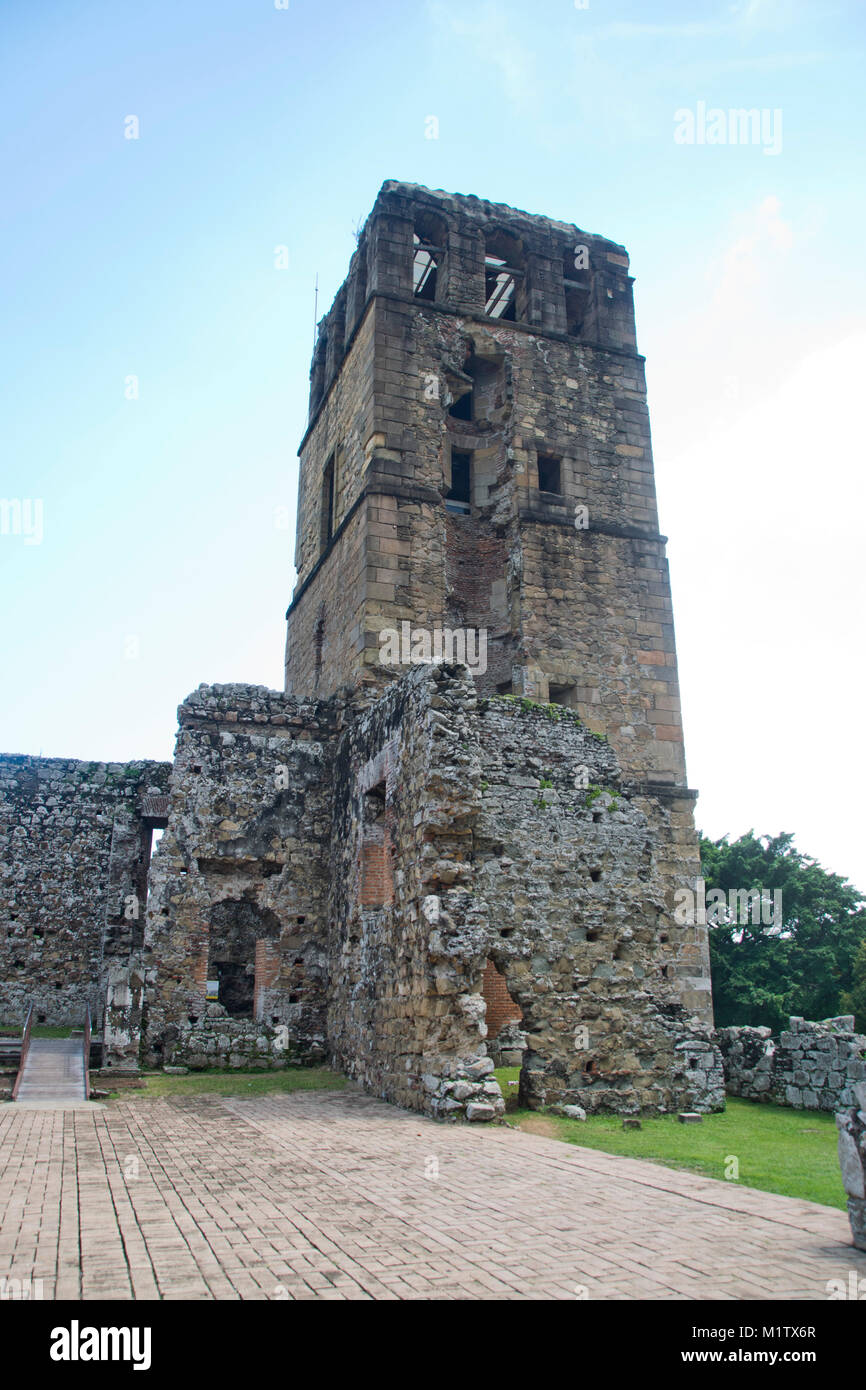 Ruines de la tour de la cathédrale, le Panama Viejo, Panama City, Panama. Banque D'Images