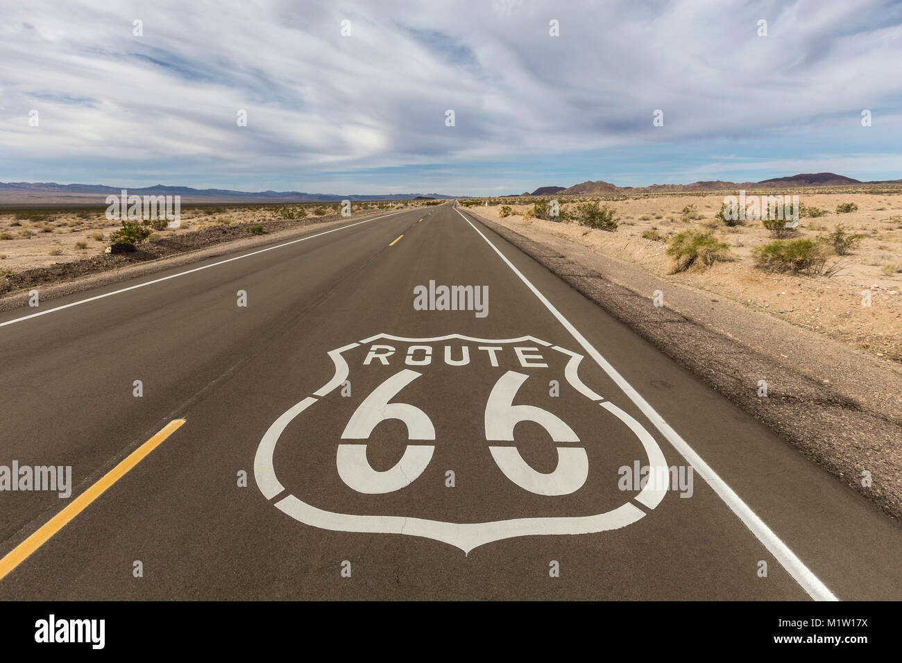 L'historique route 66 près de la chaussée Amboy dans le désert de Mojave en Californie. Banque D'Images
