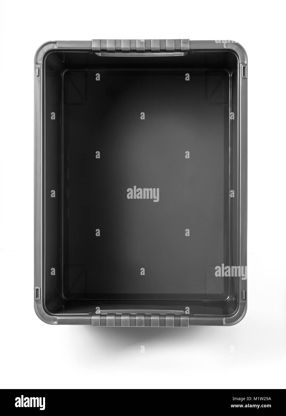 Caisse plastique noir vide isolé sur fond blanc Banque D'Images