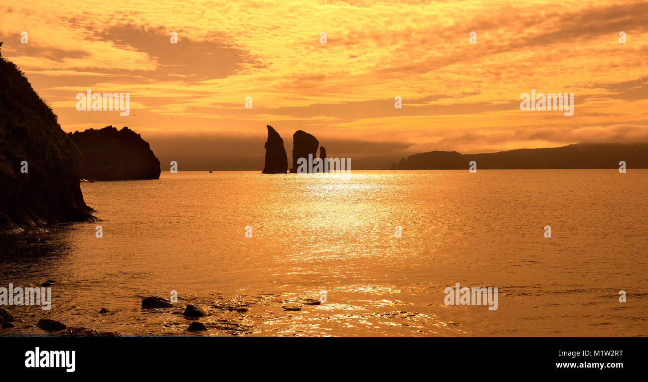 Paysages marins de la péninsule du Kamtchatka au coucher du soleil : voir de belles îles Trois Frères rochers dans la baie d'Avacha (baie Avachinskaya). L'Eurasie, Fédération de loin Banque D'Images