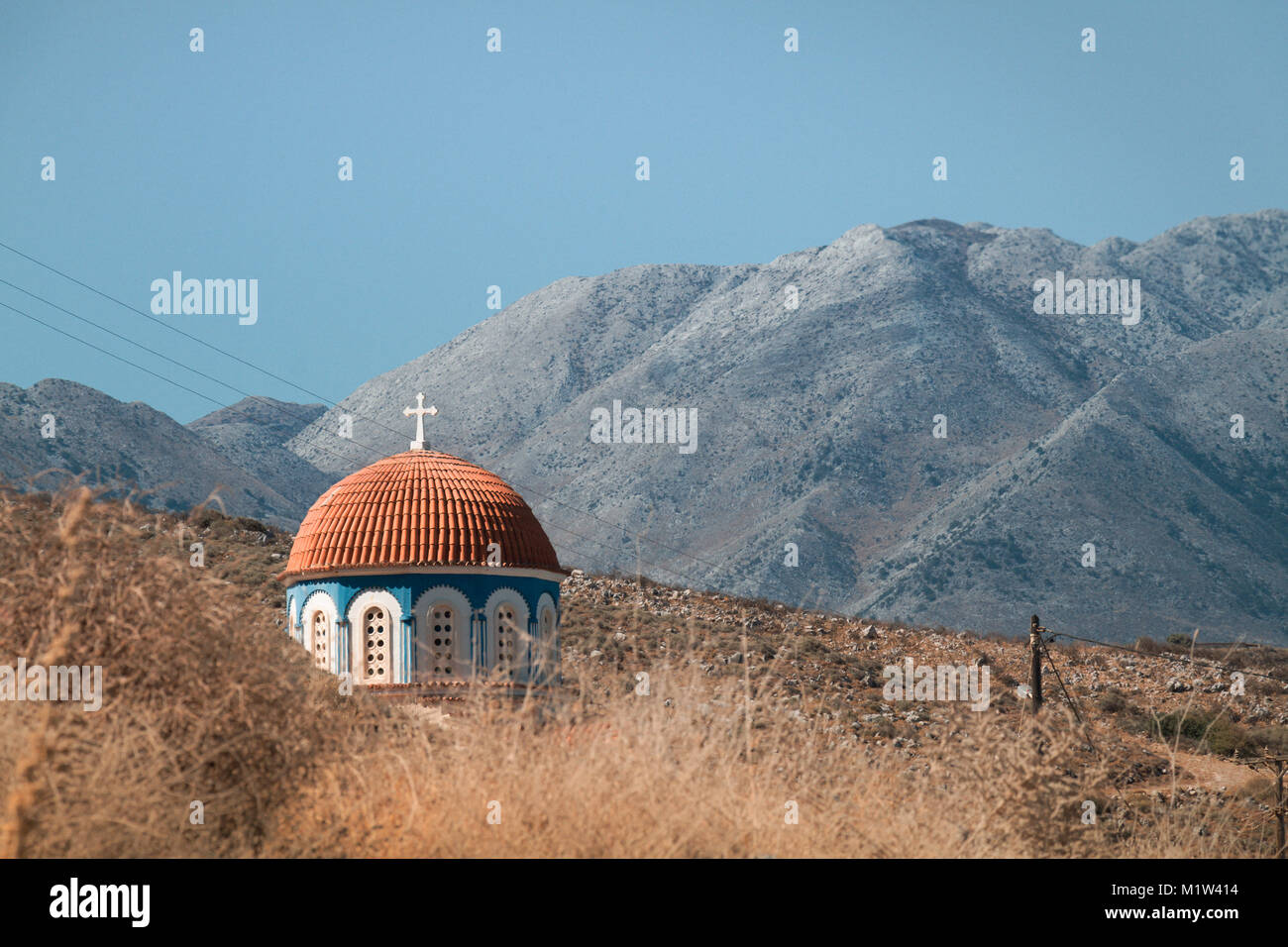 Dom rouge d'une église grecque à la lumière du soleil Banque D'Images