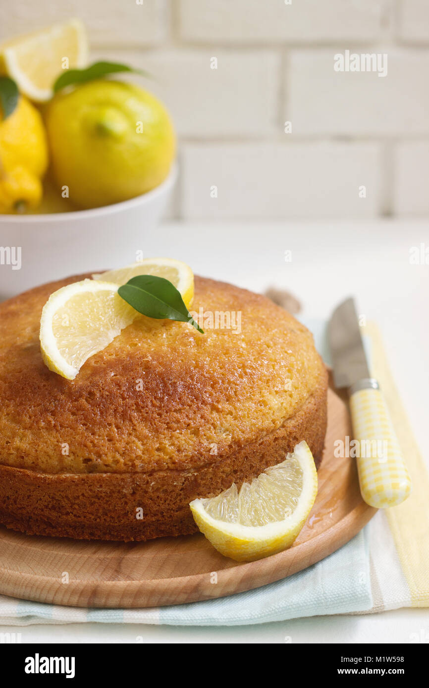 Citron Lavande Cake Et Citrons Sur Un Fond Clair Style Rustique Photo Stock Alamy