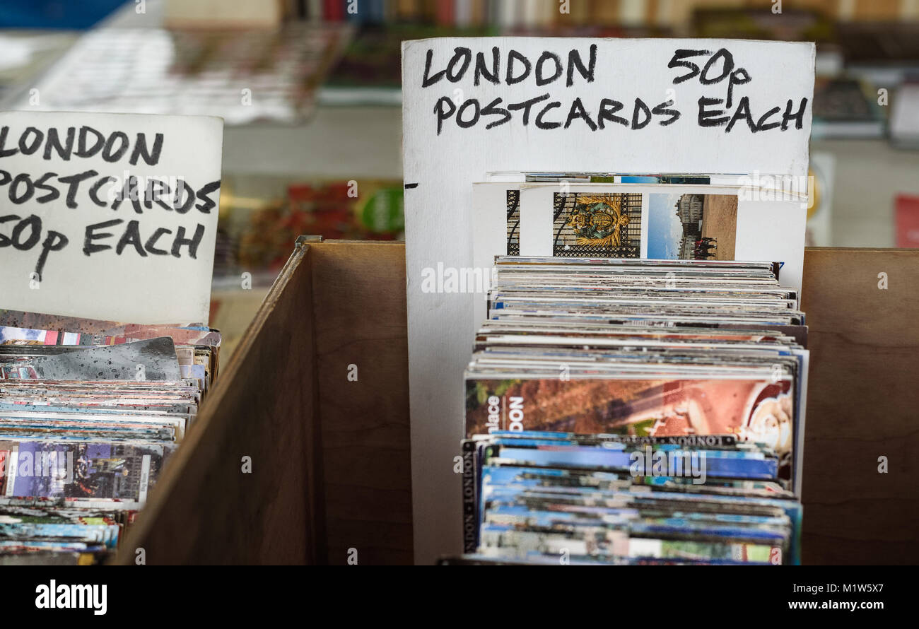 Vieux Londres cartes postales à vendre à un marché aux puces dans la Southbank, Londres. Banque D'Images