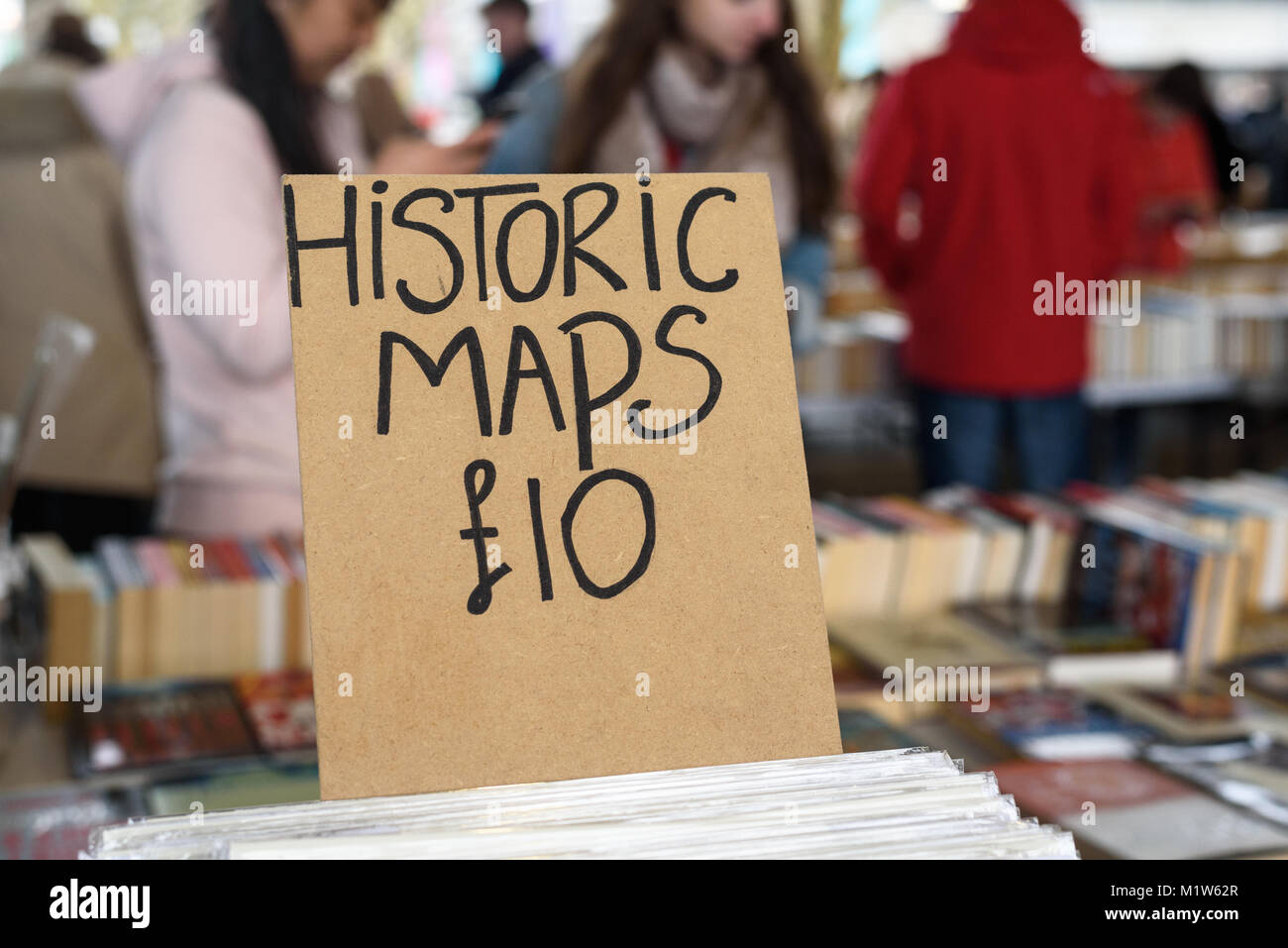 Un signe des cartes historiques de la publicité à la vente à un marché aux puces en plein air sur la rive sud de Londres. Banque D'Images