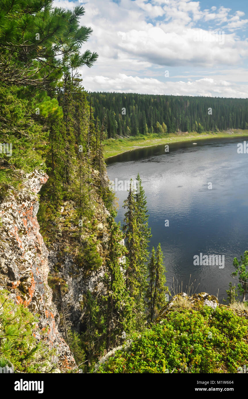 Forêts vierges de Komi, de rochers sur la rivière Shchugor. L'objet du patrimoine mondial de l'Unesco dans le parc national 'Yugyd VA'. Banque D'Images