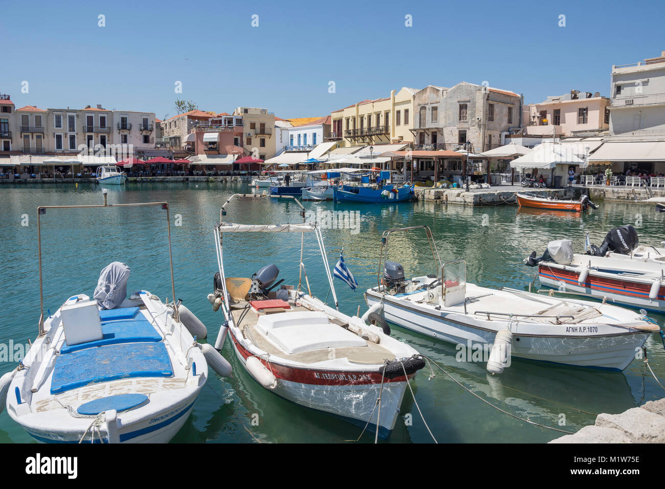 Bateaux de pêche et des tavernes au bord de l'eau, le port de Rethymnon, Chania Rethimno (région), Rethimno Crete, Crète (Grèce), Banque D'Images