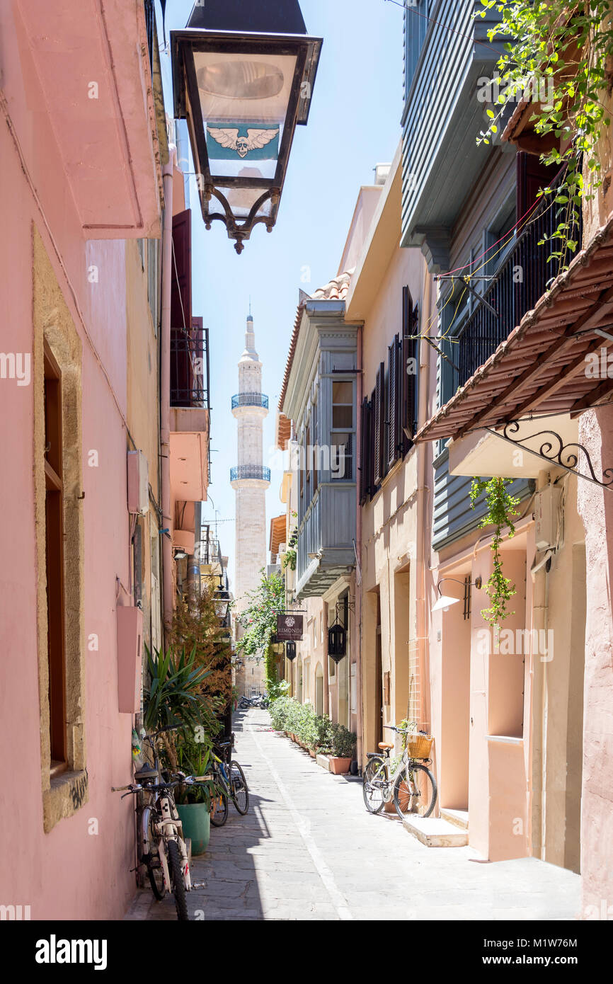 Le minaret de la mosquée de Neratze Xanthoudidou Street, Old Town, Rethymnon (Rethymnon), Rethimno Région, la crète (Kriti), Grèce Banque D'Images