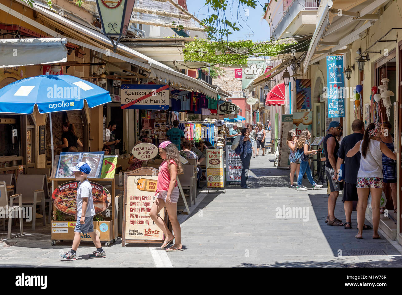 Boutiques et restaurants sur Mesologiou Street, Old Town, Rethymnon (Rethymnon), Rethimno Région, la crète (Kriti), Grèce Banque D'Images