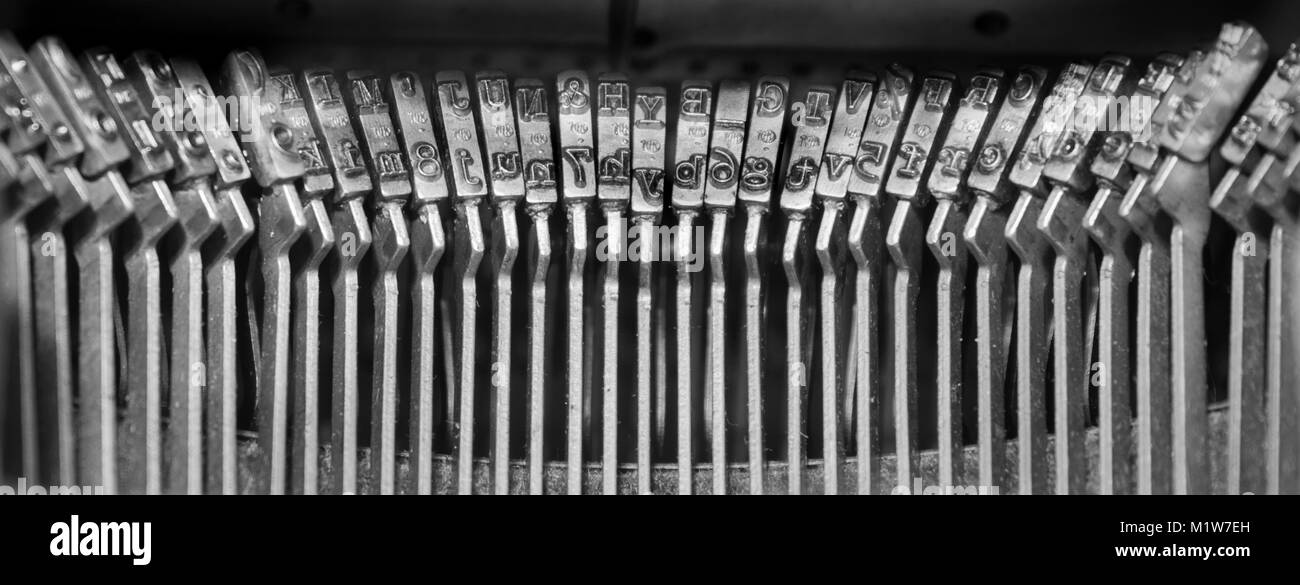 Typebars sur une machine à écrire manuelle construit dans les années 40. Banque D'Images