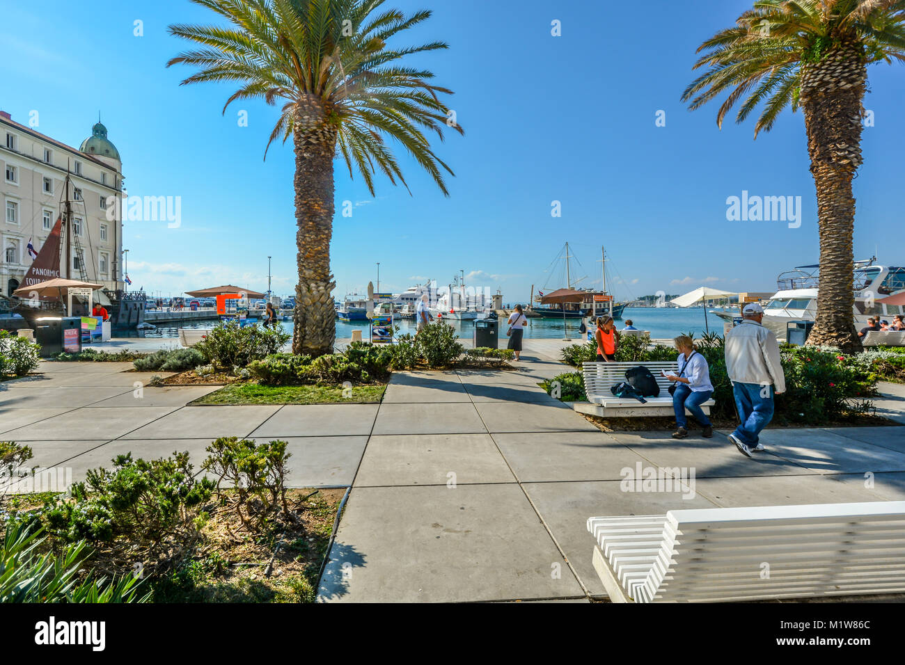 Après-midi ensoleillé sur la promenade Riva, dans le port de Split Croatie, sur la côte dalmate de la mer Adriatique Banque D'Images