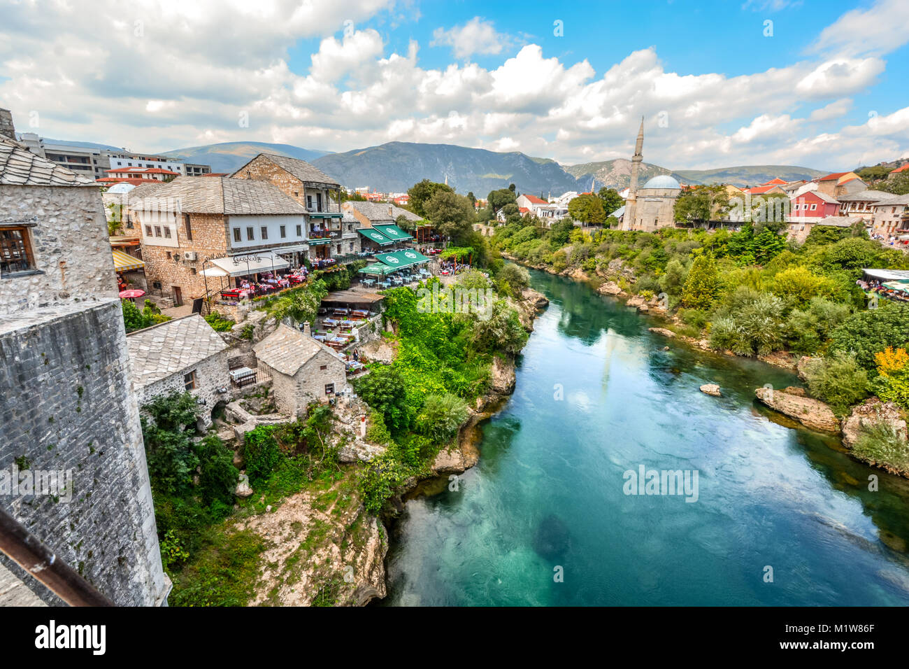 Vue de Mostar, Bosnie-Herzégovine, avec ses mosquées, minarets et cafés bordant la rivière Neretva depuis le vieux pont Banque D'Images