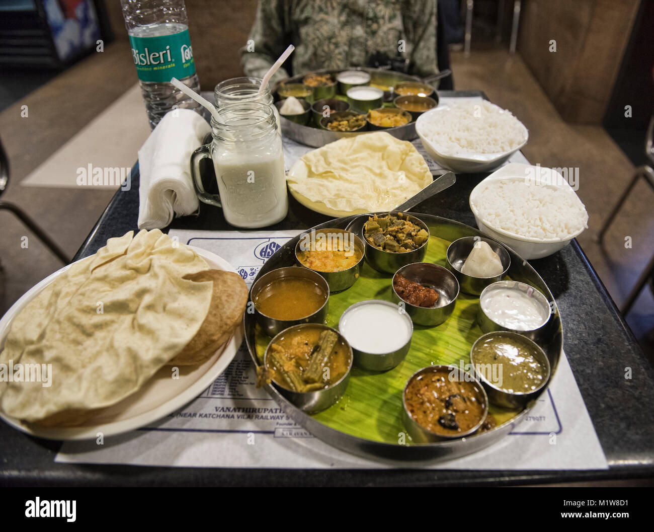 Thali indien du sud au légendaire restaurant Saravana Bhavan, New Delhi, Inde Banque D'Images