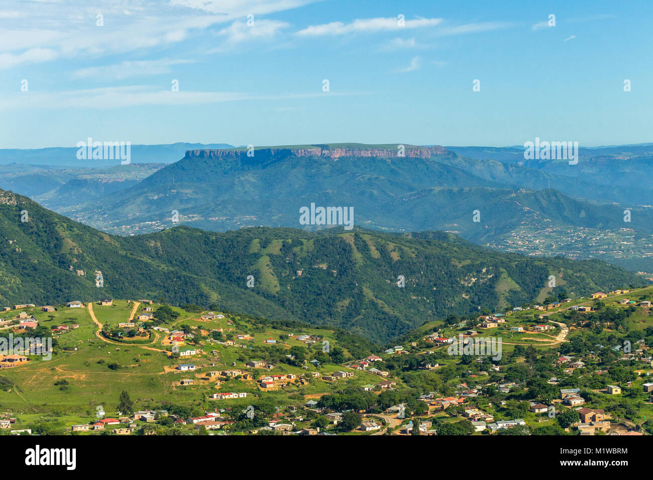 Vue d'oiseau-oeil vol Afrique Du Sud rural paysage montagnes vallées Inanda Inchanga avec foyers tribaux sur le paysage vert de l'été photo. Banque D'Images