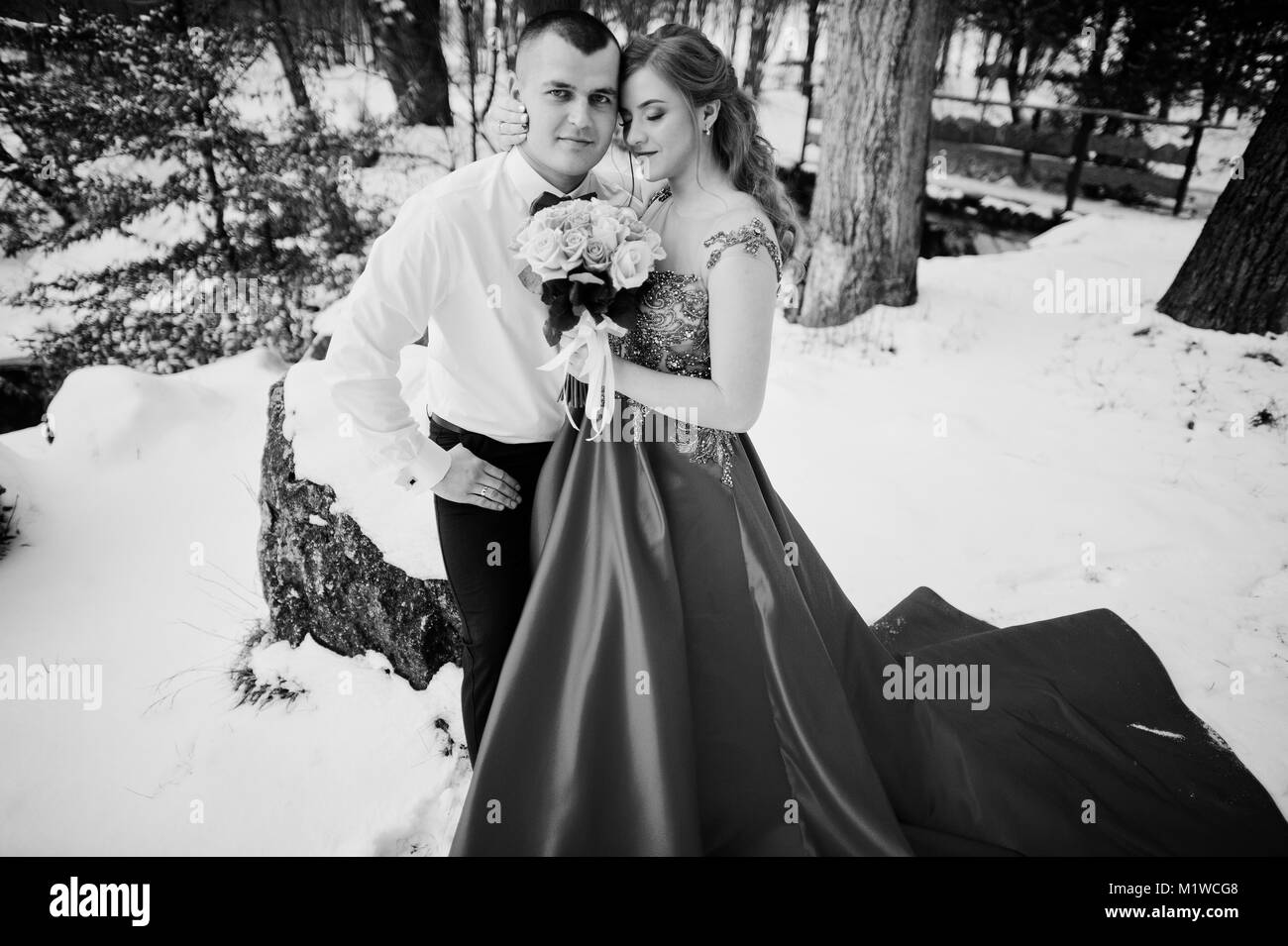 Couple incroyable forêt féerique en hiver dans l'amour. Girl in red belle robe. Valentine's Day thème. Banque D'Images