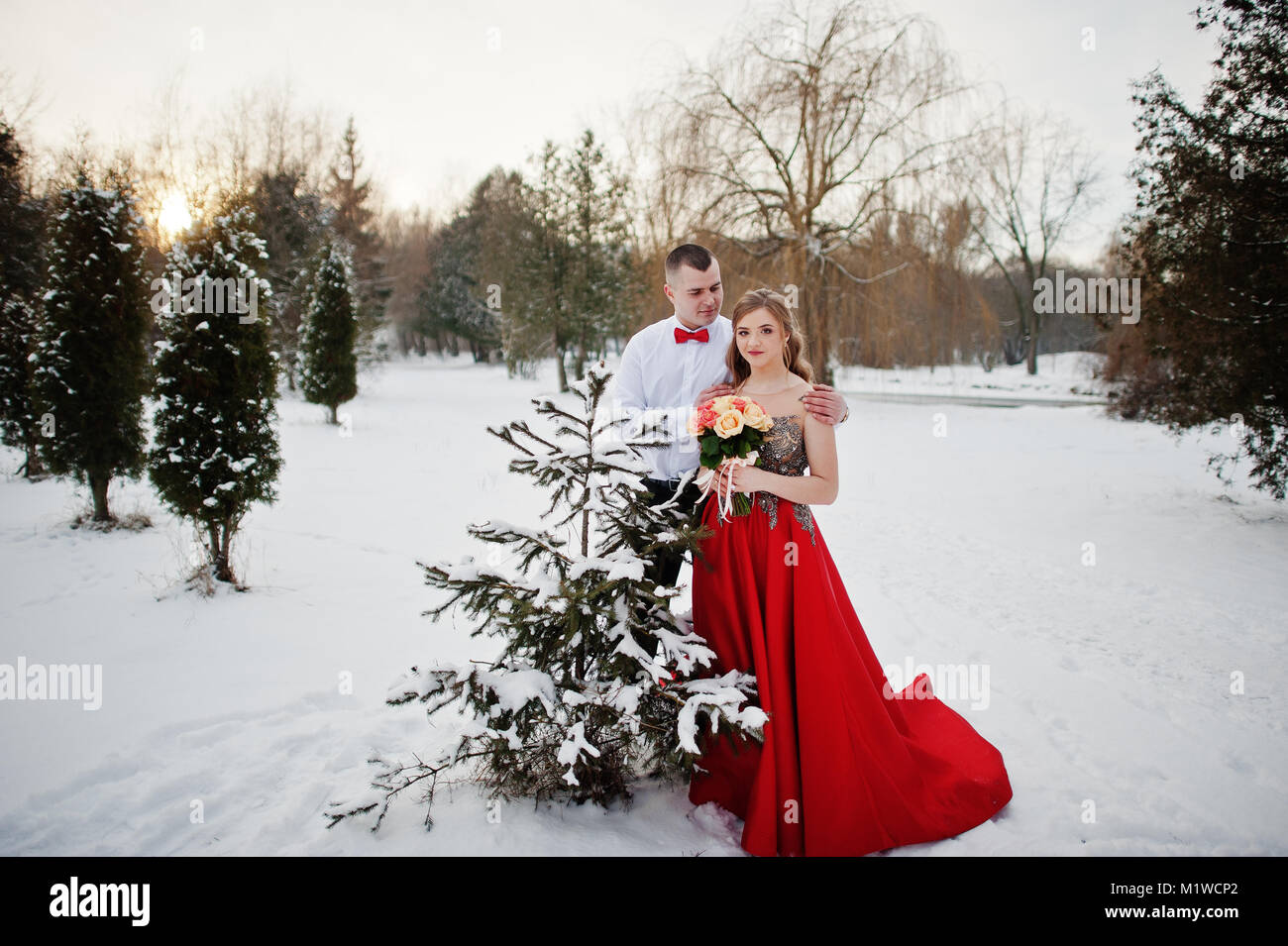 Couple Incroyable Foret Feerique En Hiver Dans L Amour Girl In Red Belle Robe Valentine S Day Theme Photo Stock Alamy