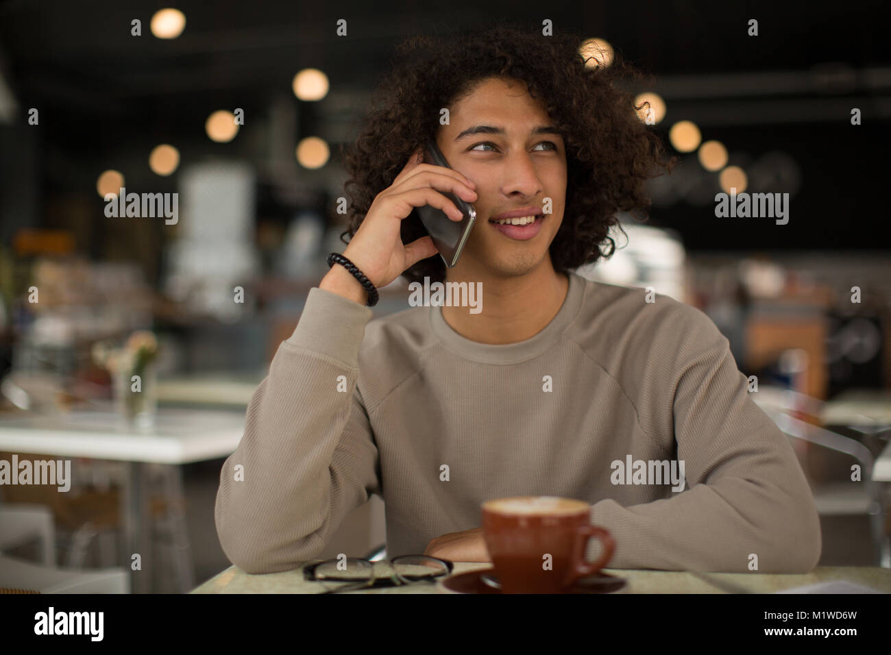 Man talking on mobile phone in restaurant Banque D'Images