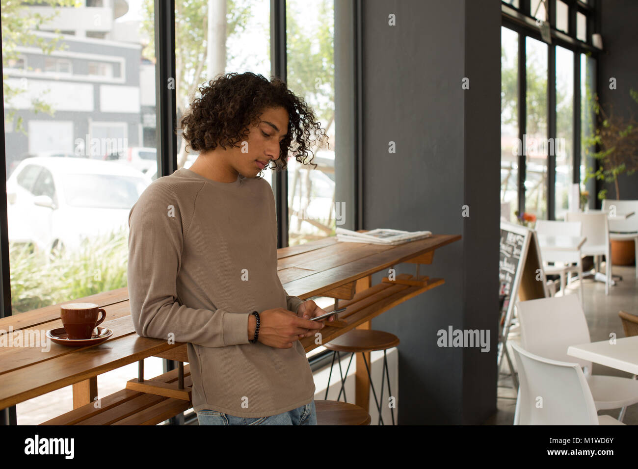 L'homme à l'aide de mobile phone in restaurant Banque D'Images