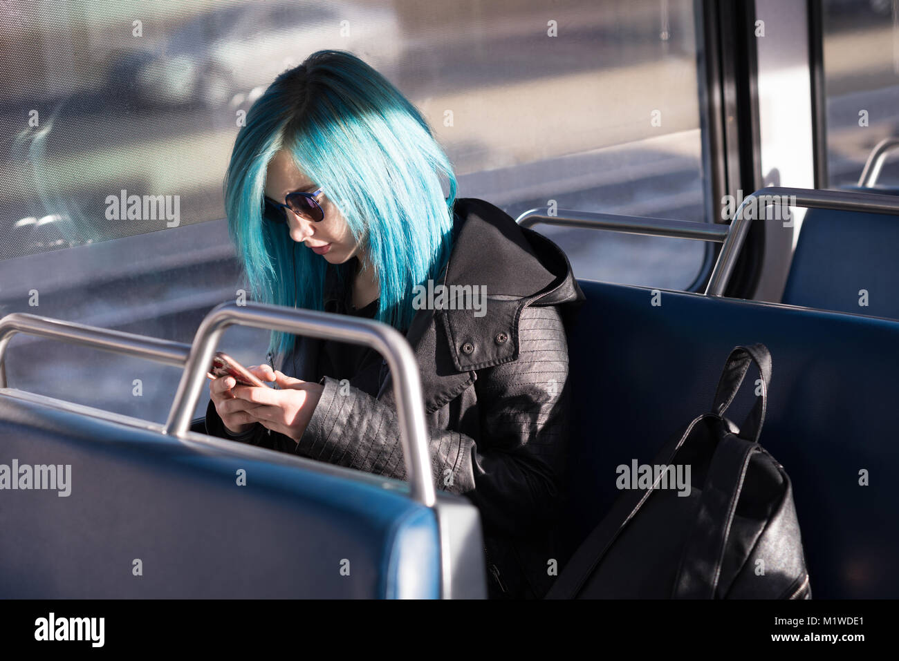 Femme à l'aide de téléphone portable en voyage en train Banque D'Images