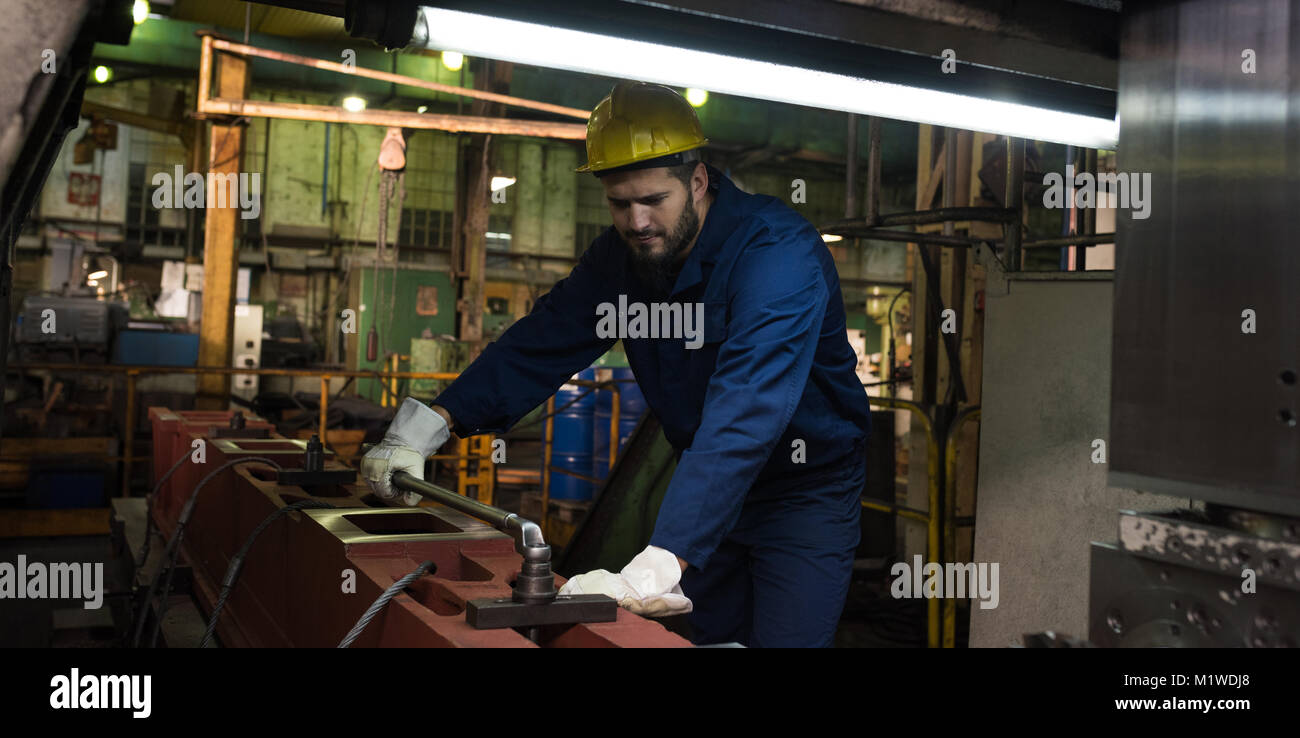 Technicien dans la coupe du métal vêtements de protection Banque D'Images