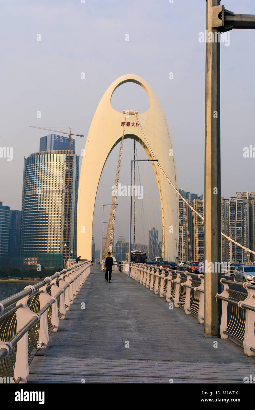 GUANGZHOU, CHINE - 3 janvier 2018 : Guangzhou Liede chemin piétonnier du pont sur la rivière Perl au coucher du soleil Banque D'Images