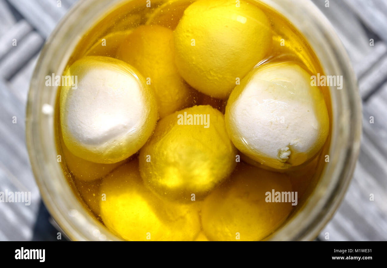 La nourriture traditionnelle Libanaise : boules de fromage de chèvre à l'huile d'olive Banque D'Images