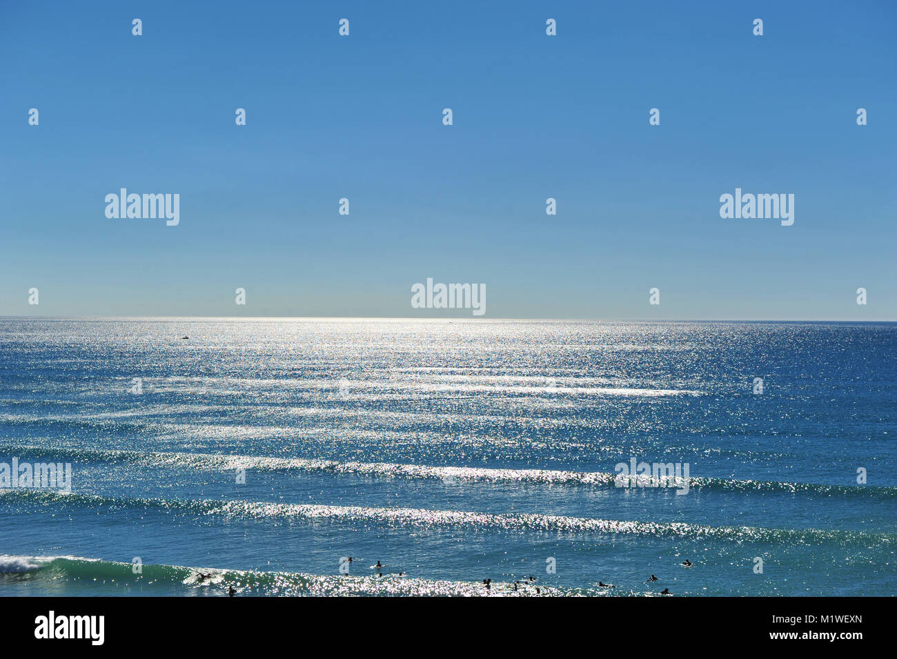 En voyant l'océan Atlantique, le Watergate Bay, au nord de la côte de Cornwall, UK Banque D'Images