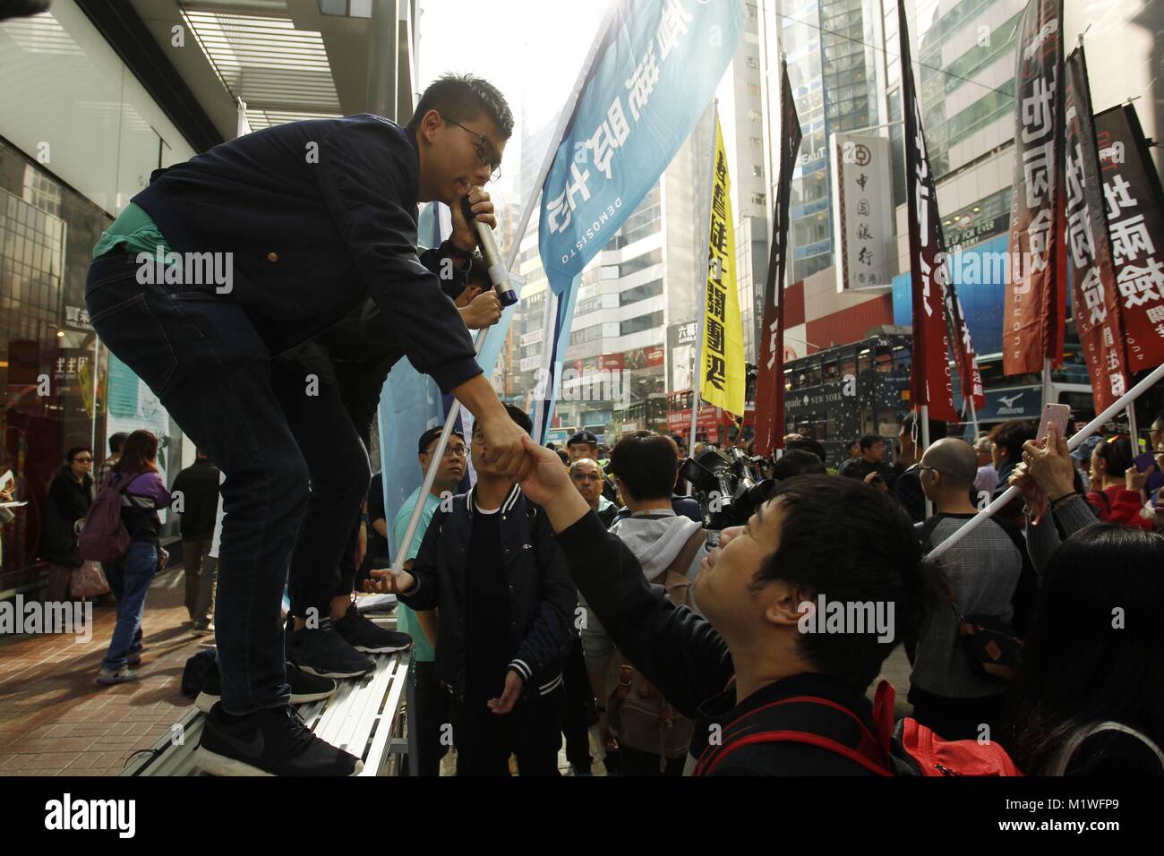 Hong Kong, Chine. 1er janvier 2018. Ancien dirigeant étudiant et activiste politique éminent Hong Kong, Joshua Wong ( 21 ) agiter la main avec son défenseur au cours de la journée annuelle de l'an nouveau Rallye. Joshua Wong, Nathan droit et Alex Chow ont reçu une nomination pour le prix Nobel de la Paix 2018 par 12 membres du Congrès américain. 2 févr. 2018 Hong Kong.ZUMA/Liau Chung Ren : Crédit Liau Chung Ren/ZUMA/Alamy Fil Live News Banque D'Images