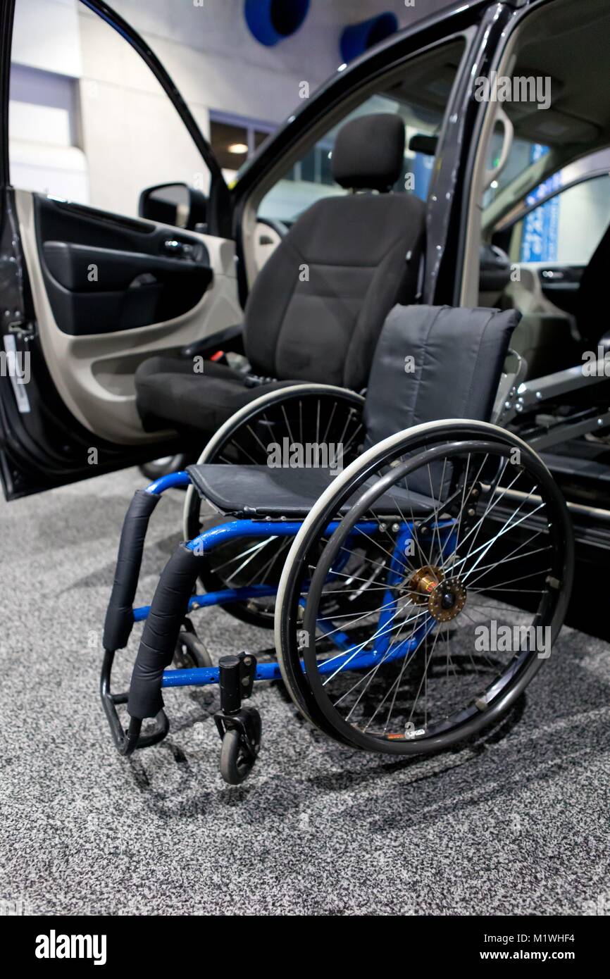 SPEEDY-Lift est un élévateur de fauteuil roulant, conçu pour les  mini-fourgonnettes et de la Mazda 5, pour stocker un fauteuil roulant  derrière le siège du chauffeur, au San Diego International Auto Show,