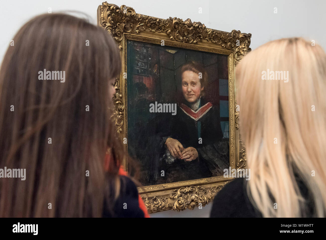 Londres, Royaume-Uni. 2e Février, 2018. Les membres du personnel de voir un portrait de Millicent Fawcett, par Annie Swynnerton, sur l'affichage à la Tate Britain pour marquer le centenaire de la le droit de vote des femmes, telle que voulue par la Loi sur la représentation du peuple. Millicent Fawcett a été une figure de proue dans le mouvement suffragiste, campagne pour le droit de vote pour les femmes au Royaume-Uni, alors qu'Annie Swynnerton est l'une des premières femmes élues d'être membre de l'Académie Royale des Arts du Canada Crédit : Stephen Chung/Alamy Live News Banque D'Images