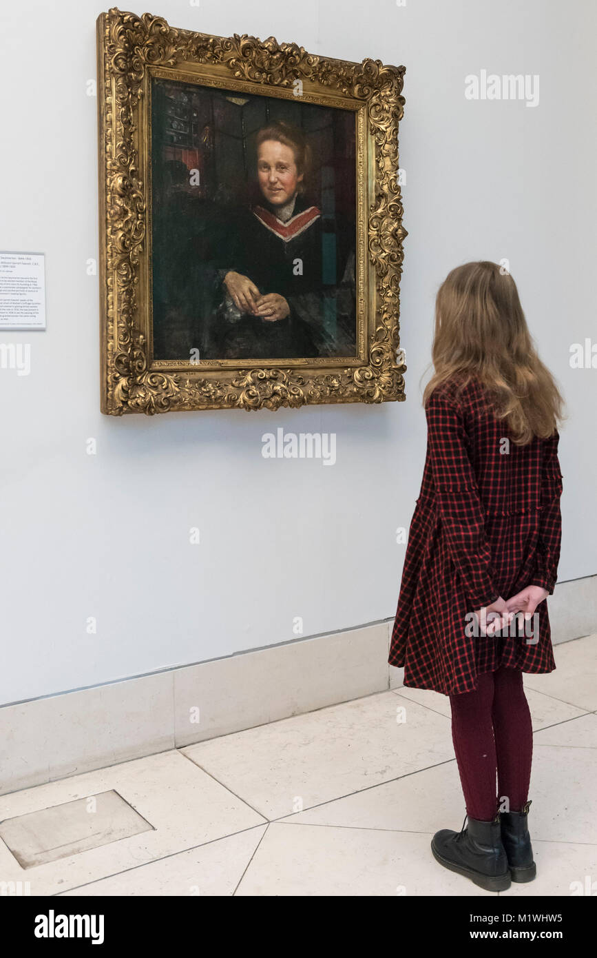 Londres, Royaume-Uni. 2e Février, 2018. Stella Cartwright, âgés de 9 vues, un portrait de Millicent Fawcett, par Annie Swynnerton, sur l'affichage à la Tate Britain pour marquer le centenaire de la le droit de vote des femmes, telle que voulue par la Loi sur la représentation du peuple. Millicent Fawcett a été une figure de proue dans le mouvement suffragiste, campagne pour le droit de vote pour les femmes au Royaume-Uni, alors qu'Annie Swynnerton est l'une des premières femmes élues d'être membre de l'Académie Royale des Arts du Canada Crédit : Stephen Chung/Alamy Live News Banque D'Images