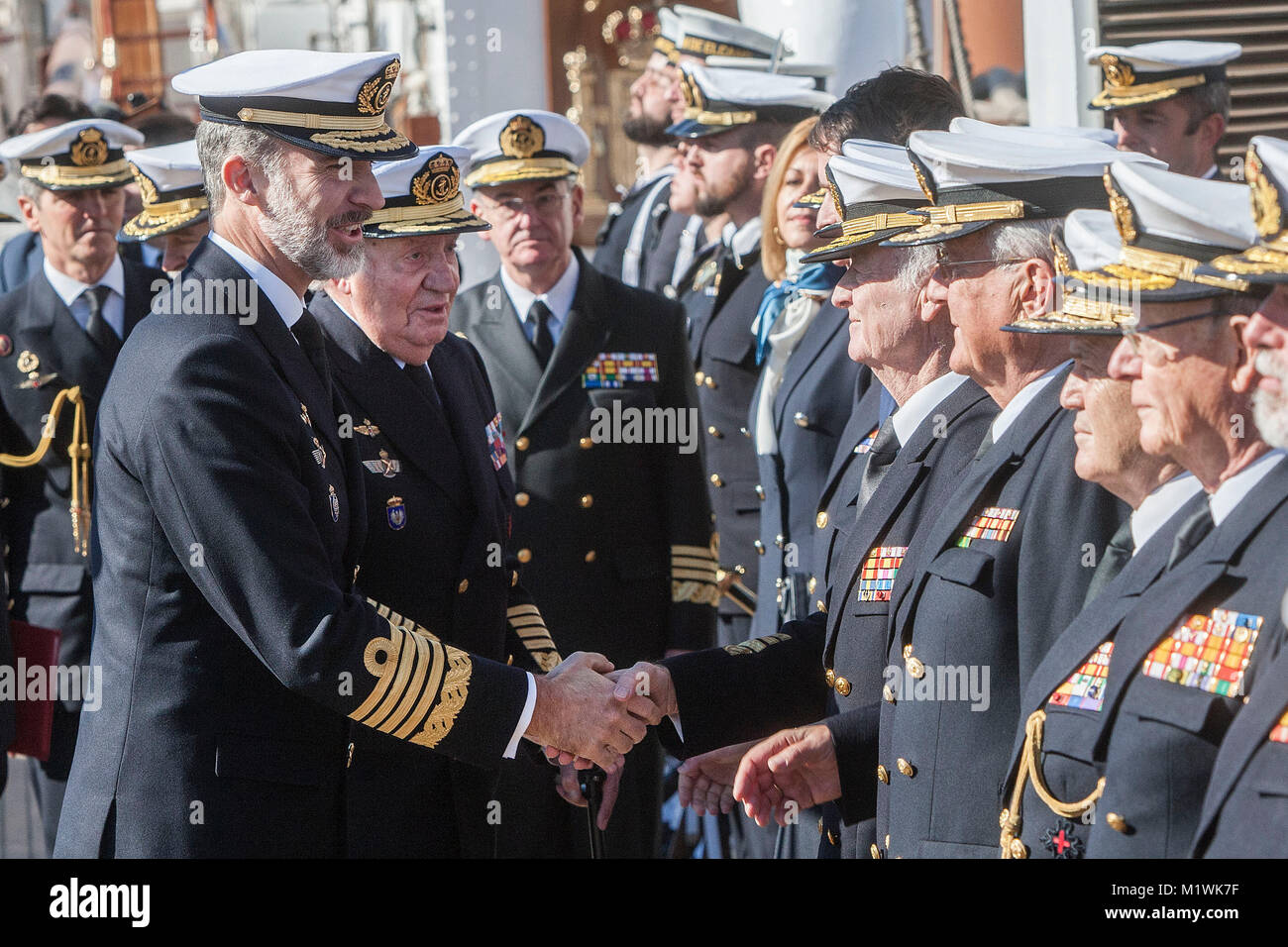 Cadix, Espagne. Vendredi 02 février 2018. Roi d'Espagne Felipe VI émérite avec son père le Roi Juan Carlos I lors de la visite du navire de formation Juan Sebastian Elcano à San Fernando (Cadix) le vendredi 02 février 2018. Más Información Gtres Crédit : Comuniación sur ligne, S.L./Alamy Live News Banque D'Images