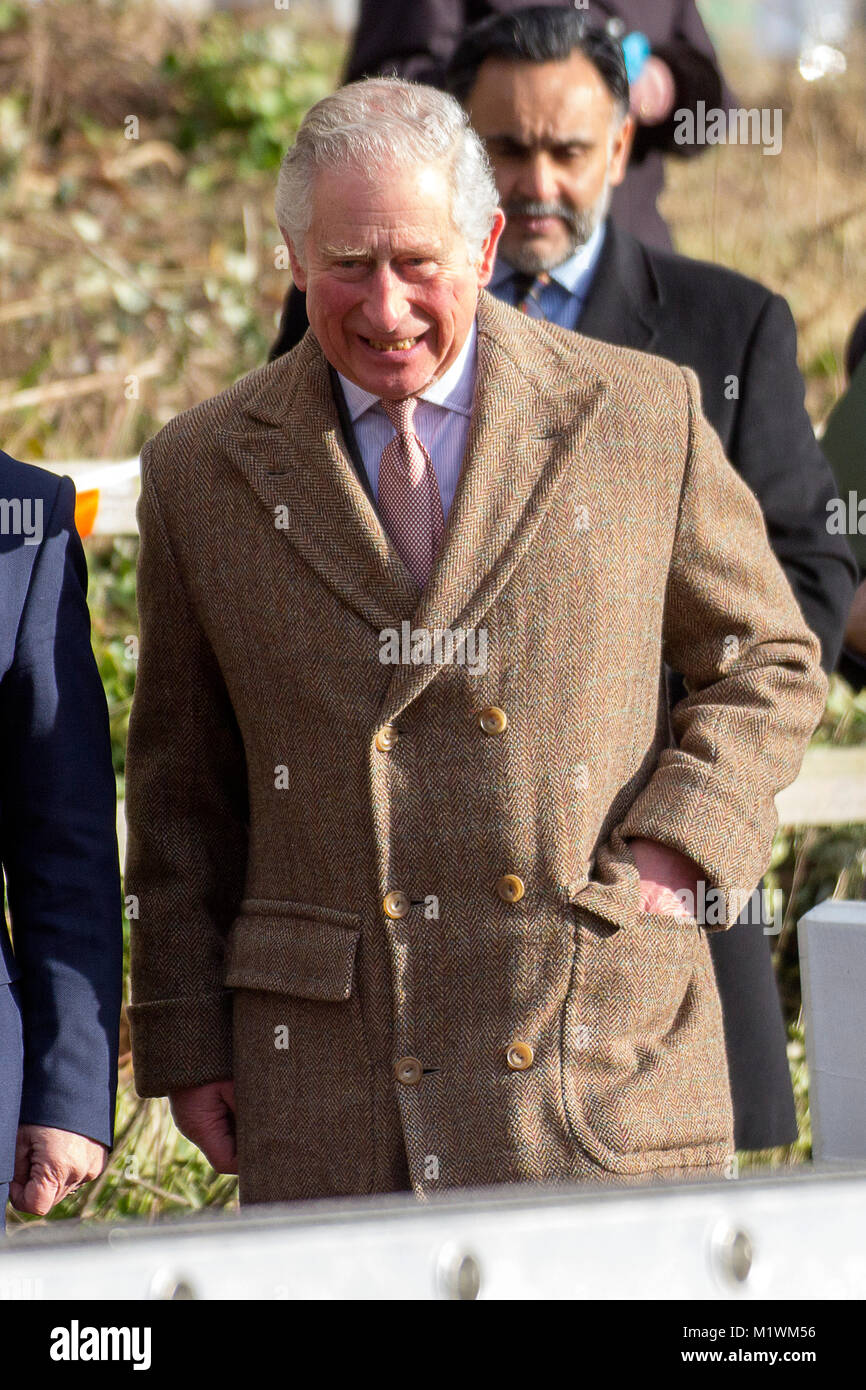 Stroud, Gloucestershire, Royaume-Uni. 2 Février, 2018. Son Altesse Royale le Prince de Galles promenades le long du canal à Wallbridge, Stroud, Royaume-Uni. Le Prince Charles a visité pour l'ouverture officielle du verrou inférieur Wallbridge nouvellement restauré, une partie de la canaux Cotswold Projet. Photo : Carl Hewlett/Alamy Live News Banque D'Images