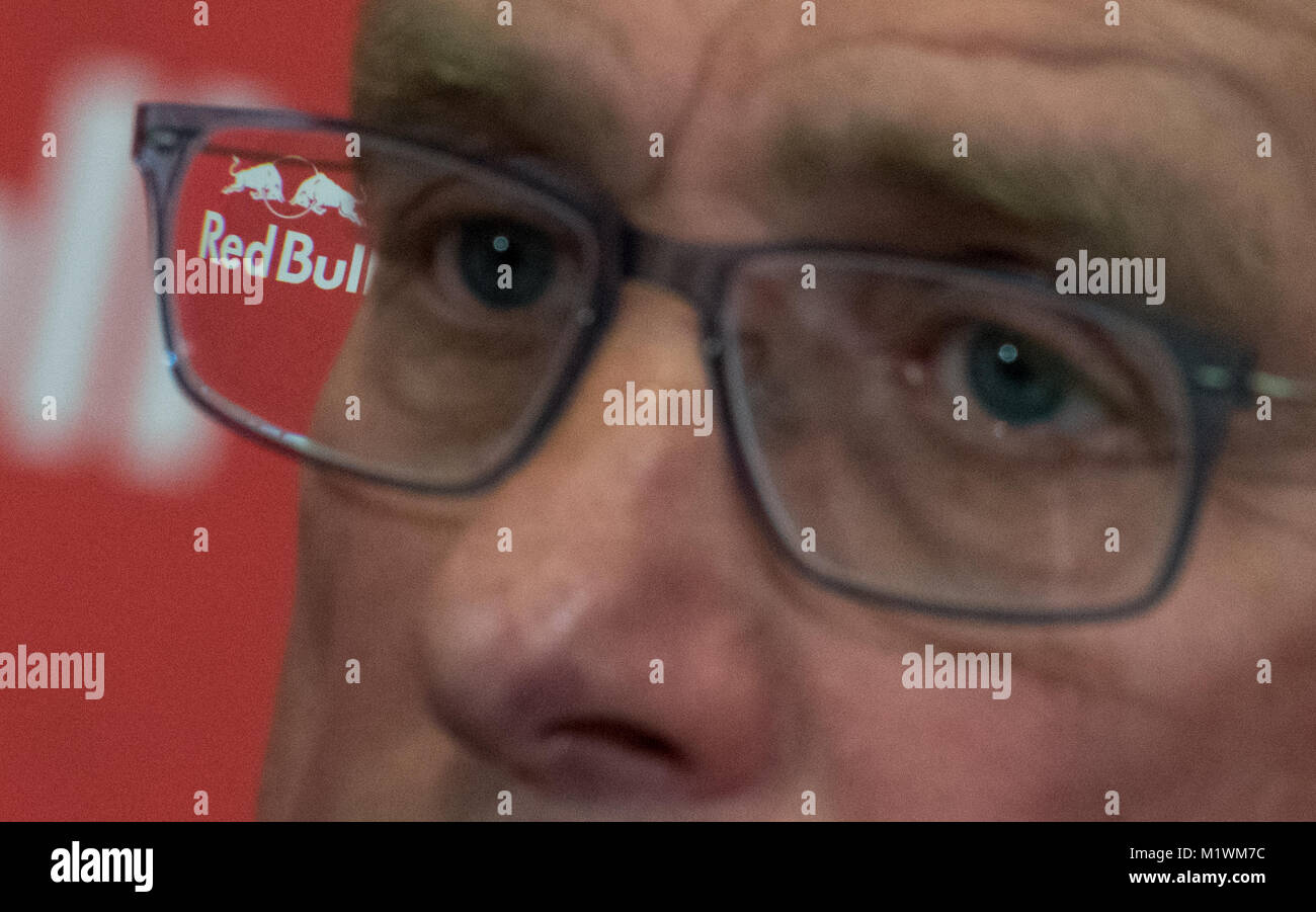 Le logo RedBull est visible dans les verres de Leipzig, directeur sportif, Ralf Rangnick qui assiste à une conférence de presse à Leipzig, Allemagne, 02 février 2018. Photo : Hendrik Schmidt/dpa-Zentralbild/dpa Banque D'Images