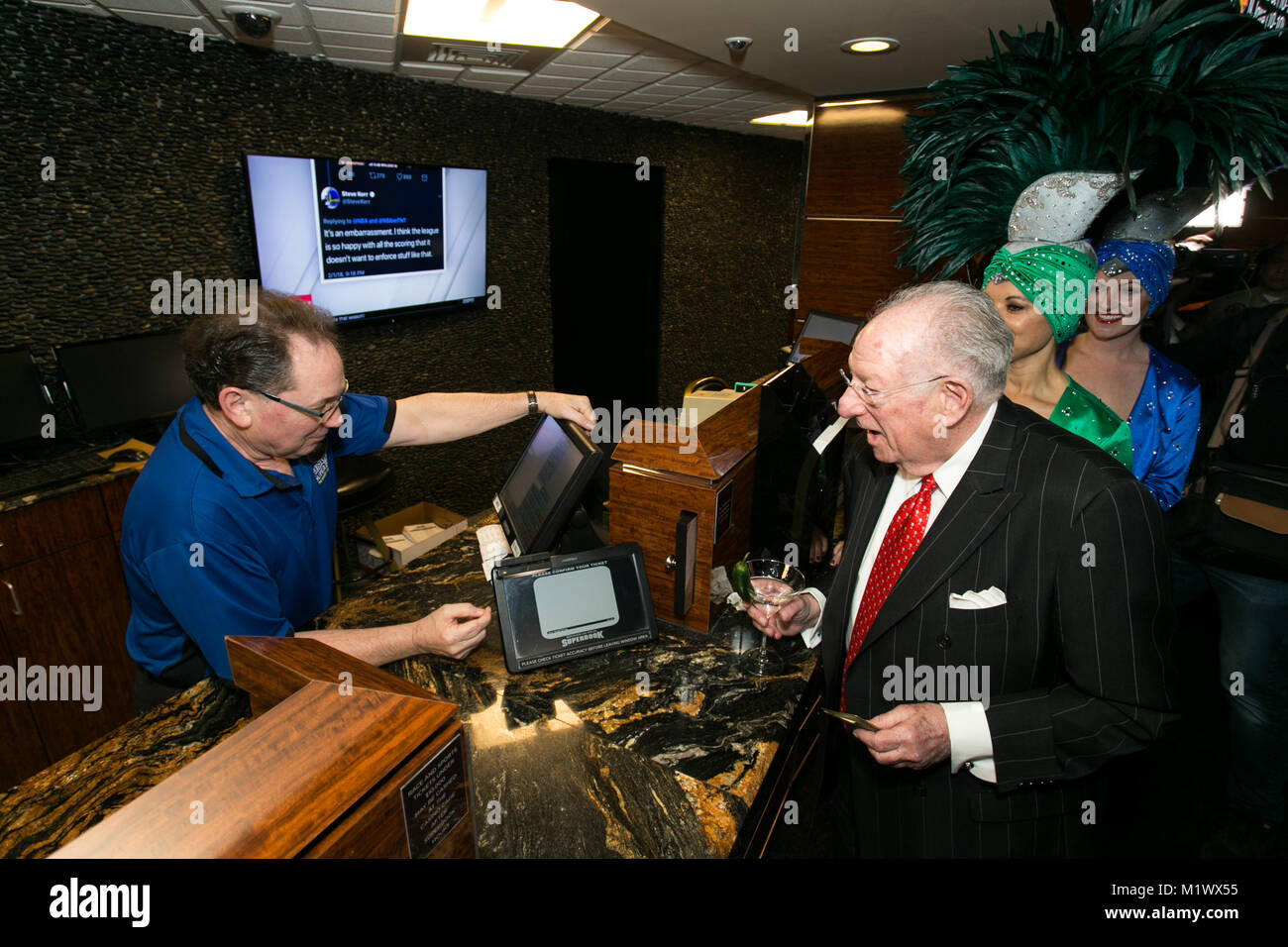 Las Vegas, NV, USA. 2e Février, 2018. Ancien maire Oscar Goodman place son big game bet at Westgate Las Vegas SuperBook au Westgate Las Vegas Resort et casino à Las Vegas, NV, le 2 février 2018. Pib : Crédit Photos/media/Alamy Punch Live News Banque D'Images