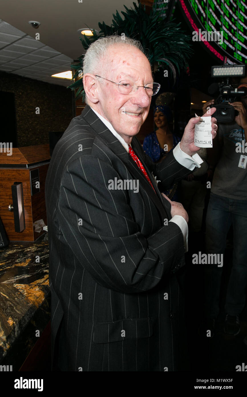 Las Vegas, NV, USA. 2e Février, 2018. Ancien maire Oscar Goodman place son big game bet at Westgate Las Vegas SuperBook au Westgate Las Vegas Resort et casino à Las Vegas, NV, le 2 février 2018. Pib : Crédit Photos/media/Alamy Punch Live News Banque D'Images