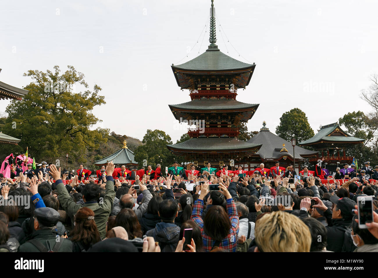Chiba, Japon, 3 févr. 2018. Les gens essaient d'attraper des sacs de soja pendant le festival Setsubun au Naritasan Shinshoji Temple. Credit : Rodrigo Reyes Marin/AFLO/Alamy Live News Banque D'Images