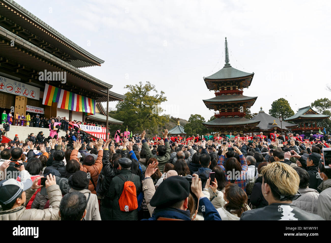 Chiba, Japon, 3 févr. 2018. Les gens essaient d'attraper des sacs de soja pendant le festival Setsubun au Naritasan Shinshoji Temple. Credit : Rodrigo Reyes Marin/AFLO/Alamy Live News Banque D'Images