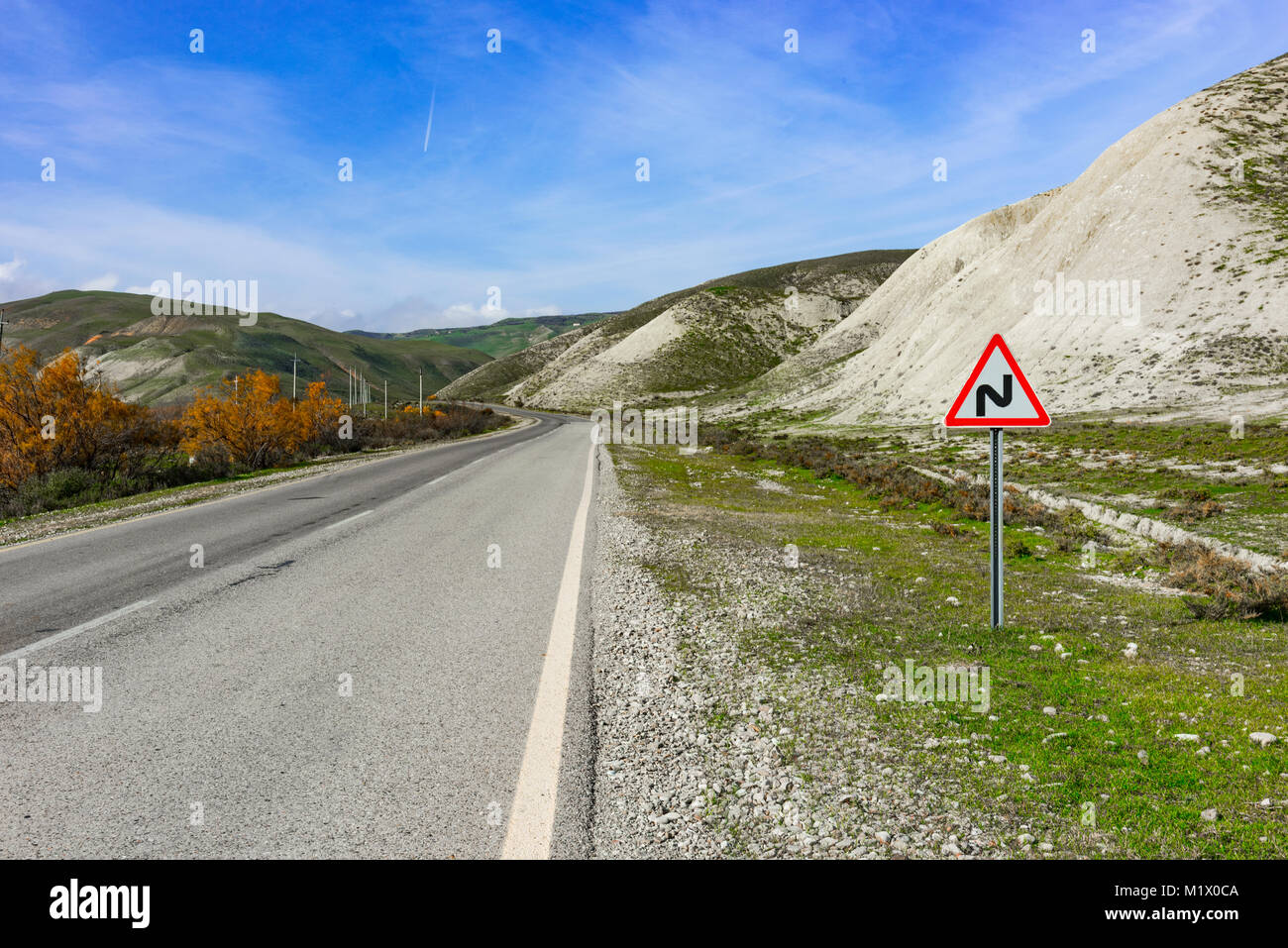 L'autoroute dans une zone montagneuse Banque D'Images