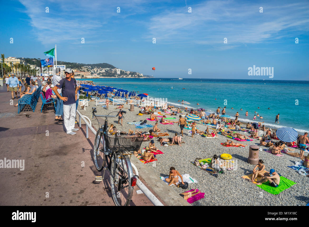 France, Alpes-Maritimes, Côte d'Azur, Nice, les amateurs de soleil sur la plage de la Promenade des Anglais Banque D'Images