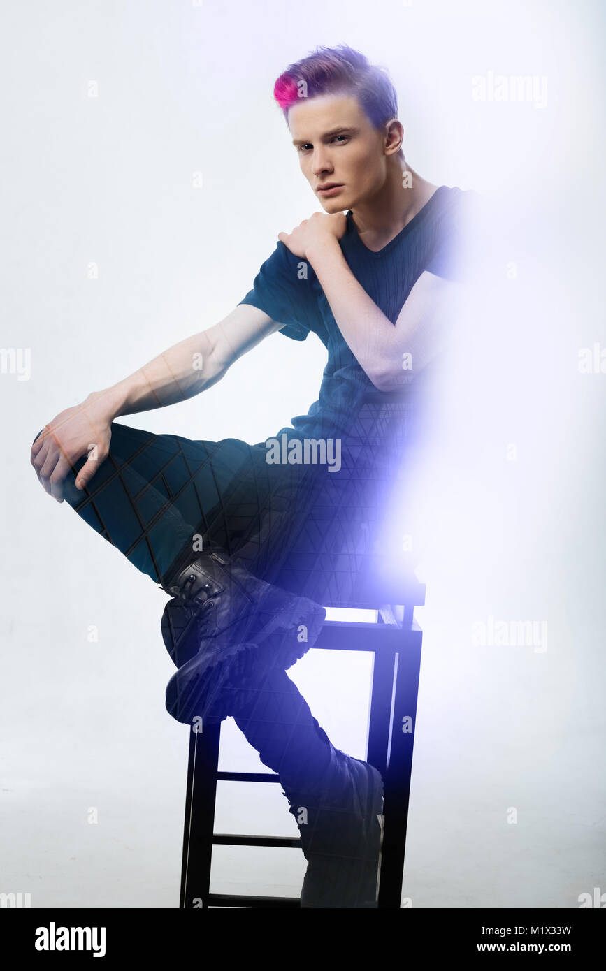 Modèle professionnel beau assis et posant. Banque D'Images