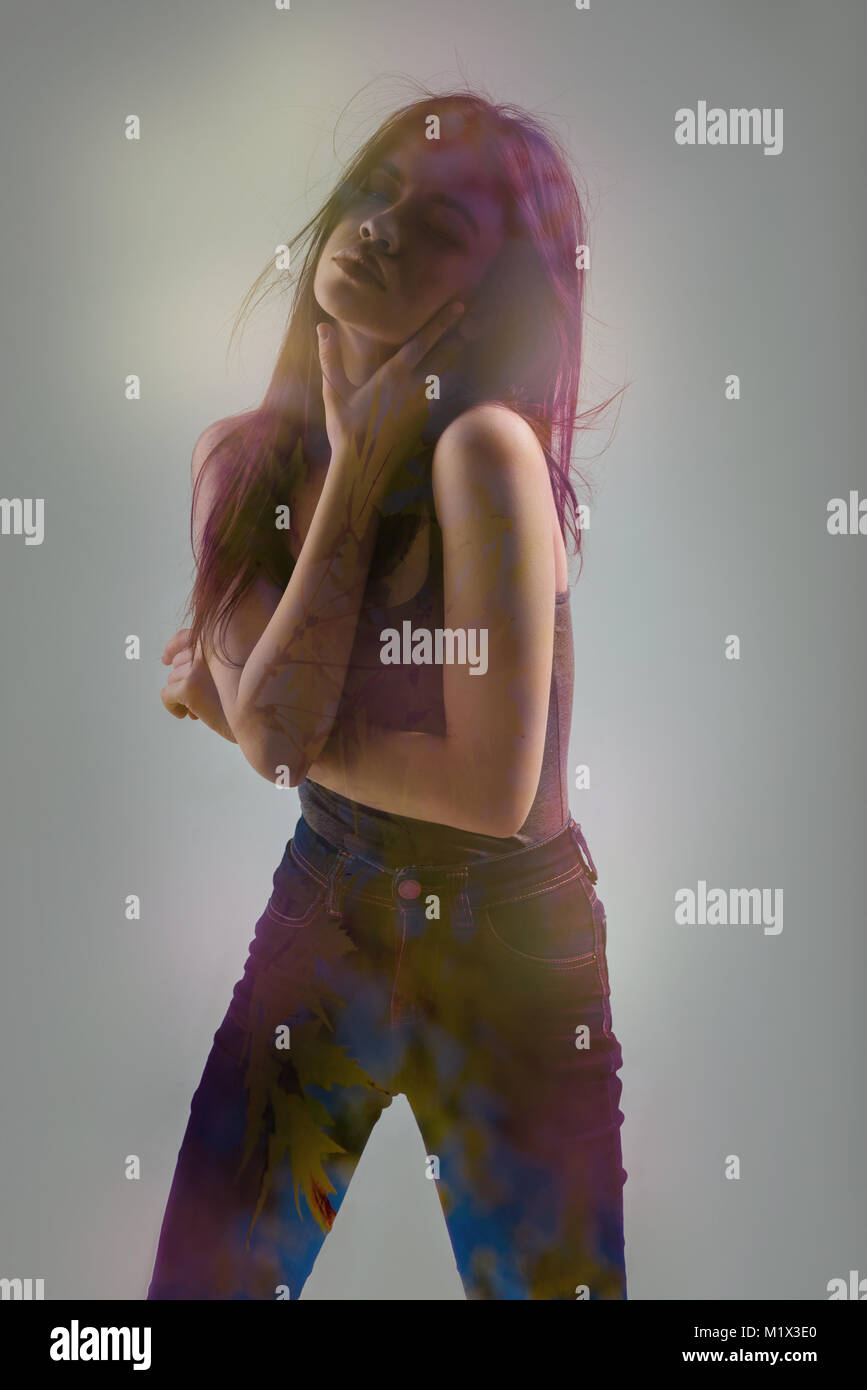 Jolie fille émotionnelle de toucher son cou et fermant les yeux. Banque D'Images