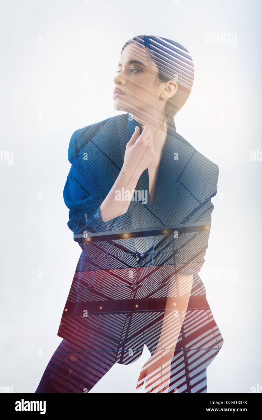 Jeune fille sérieuse et réfléchie debout à côté. Banque D'Images