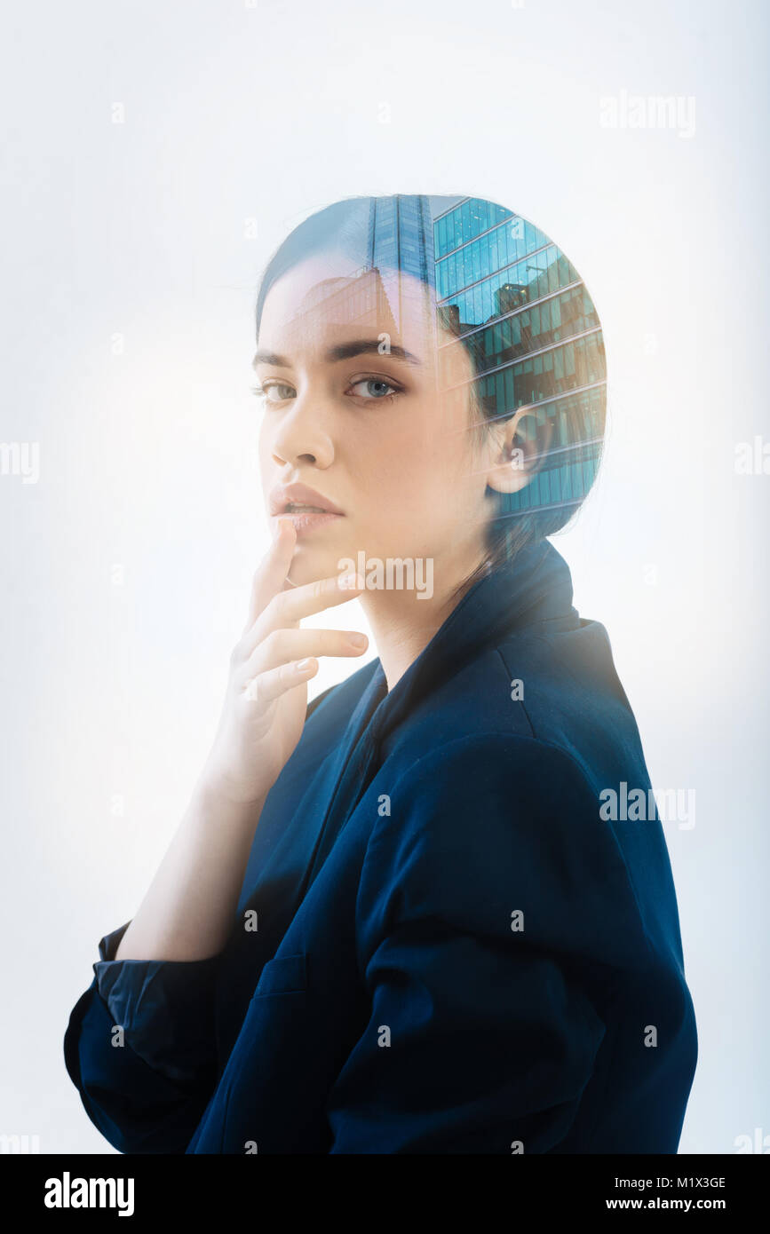 Cute girl agréable de toucher sa bouche et à la droite. Banque D'Images