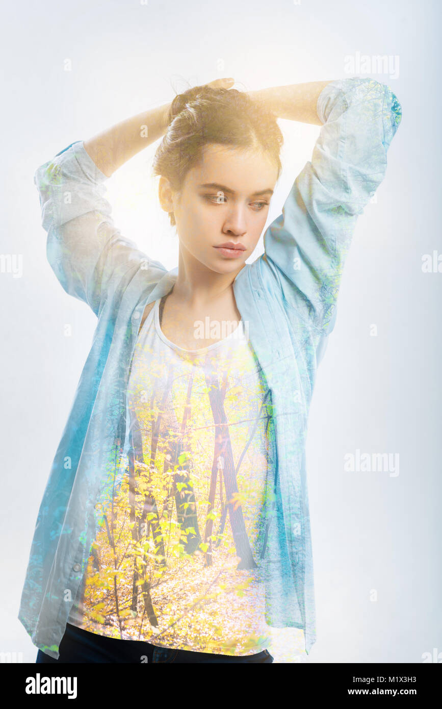 Triste thoughtful woman holding hands up et regardant vers le bas. Banque D'Images