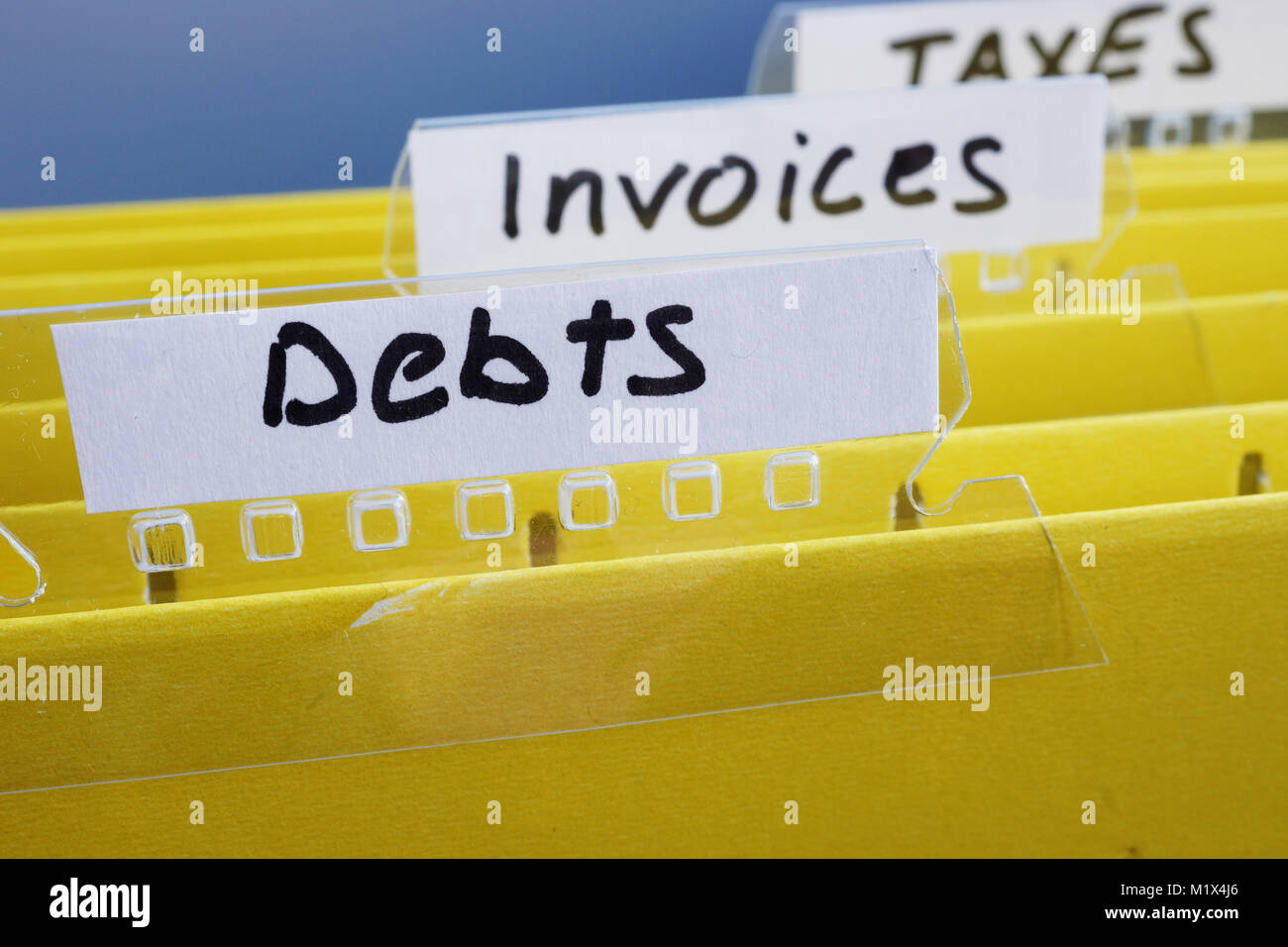 Dettes titre sur un dossier jaune dans le bureau. Banque D'Images