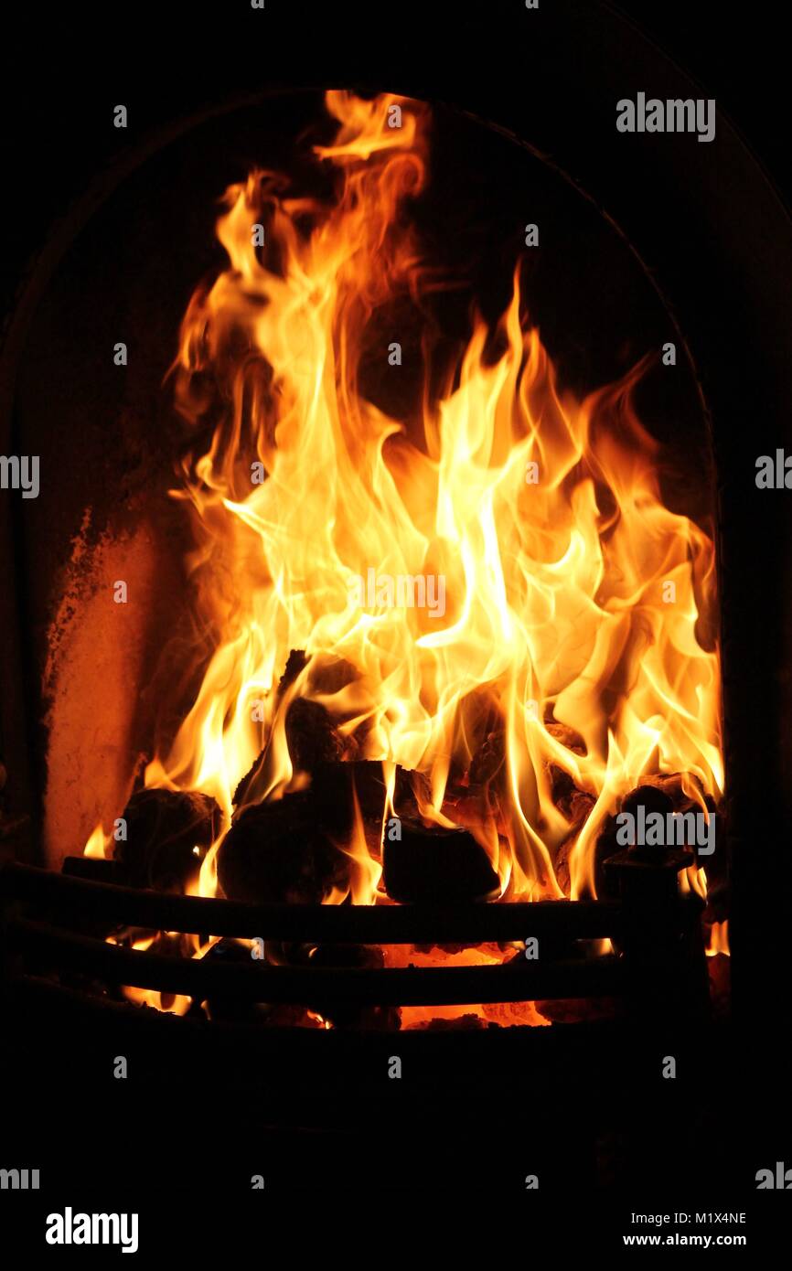 Feu de brûler du charbon dans les treillis ou d'une cheminée ou d'incendie à la maison Banque D'Images