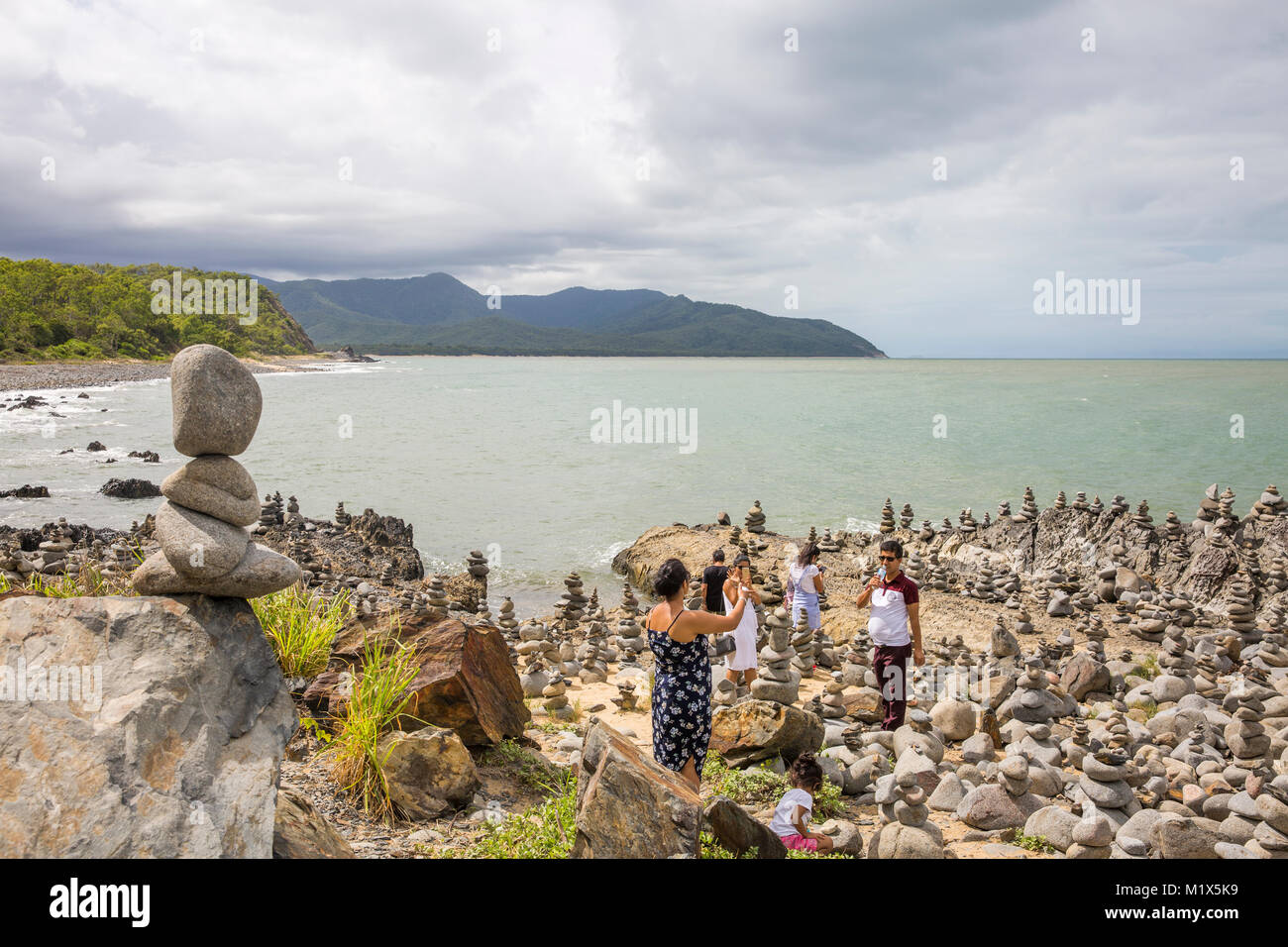 Des pierres empilées en une formation sur une plage entre Cairns et Port Douglas à l'extrême nord du Queensland, Australie Banque D'Images