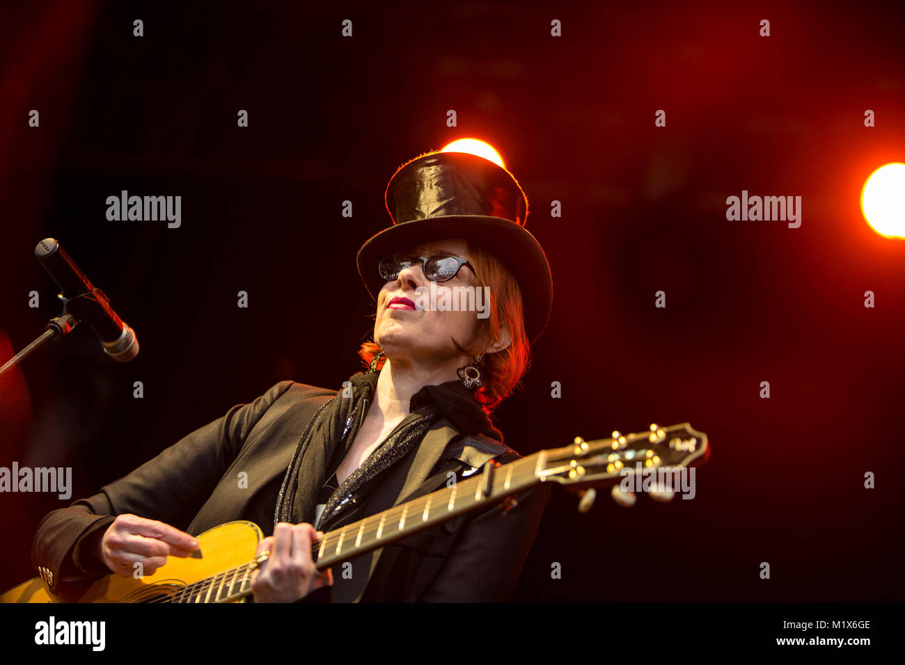 Le chanteur, auteur-compositeur et musicien folk Suzanne Vega effectue un concert live à Plenen de Bergen. La Norvège, 26/06 2015. Banque D'Images