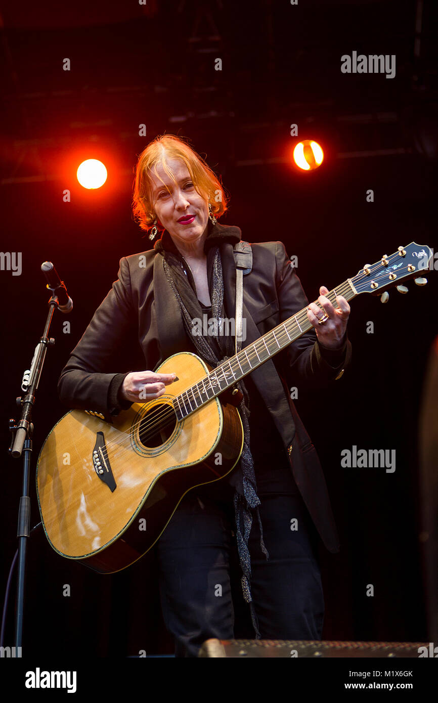 Le chanteur, auteur-compositeur et musicien folk Suzanne Vega effectue un concert live à Plenen de Bergen. La Norvège, 26/06 2015. Banque D'Images