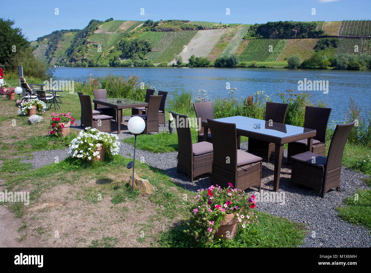 Restaurant Moselblick, le déjeuner et le dîner romantique au bord de la rivière, Piesport, Moselle, Rhénanie-Palatinat, Allemagne, Europe Banque D'Images
